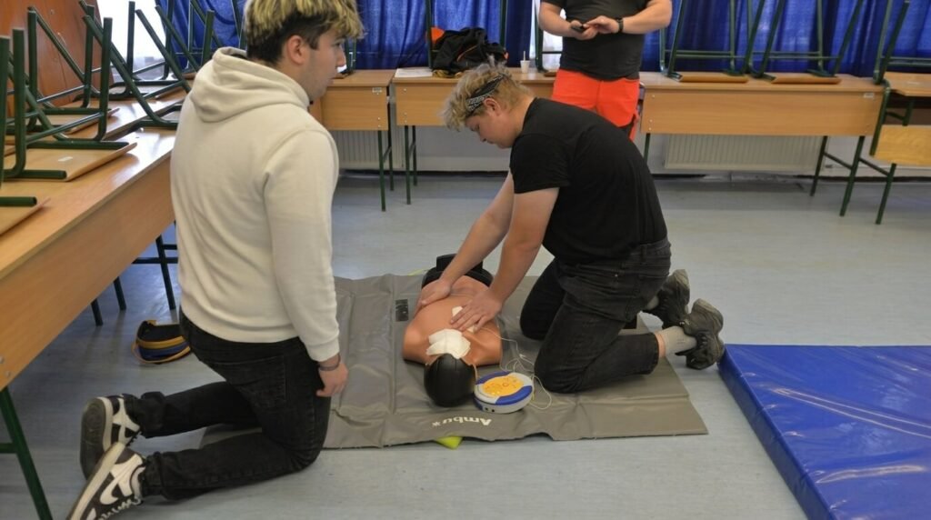 two people pacticing cpr