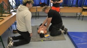 two people pacticing cpr